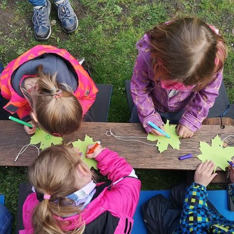 Kinder basteln Blätter im Rahmen eines Naturerkundungsprojekts