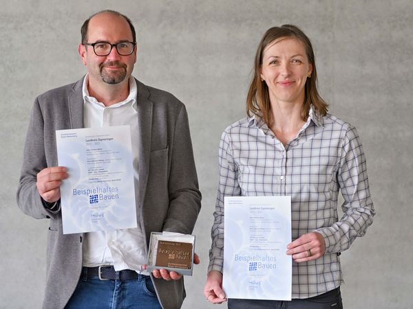 Anne Grahl und Christian Seng mit Urkunden und Medaille