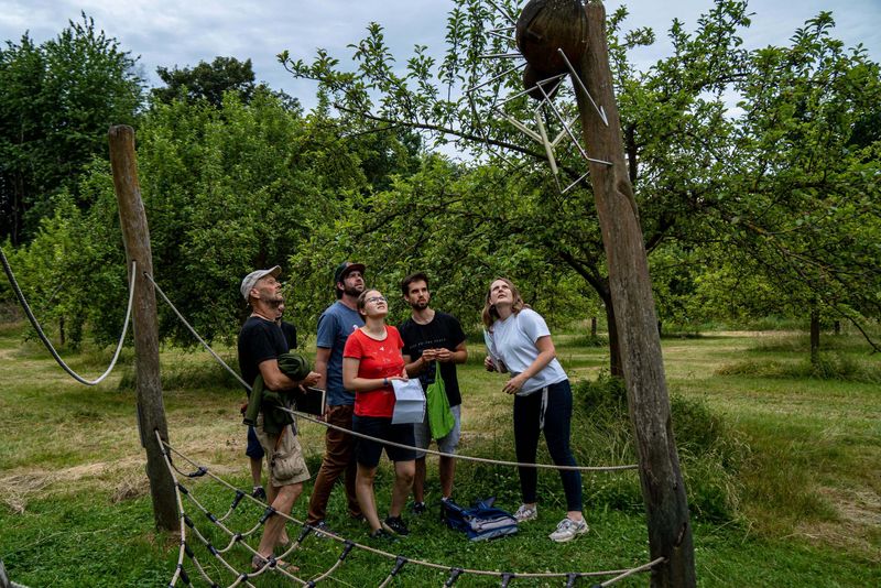 Teilnehmer beim Outdoor Escape Game auf Gut Herbigshagen