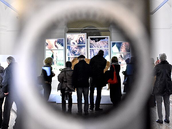 Die "Entdeckerlinse" eröffnet den Besuchern neue Perspektiven und erweckt vormals weiße Leinwände zum Leben. Foto: Iris Blank