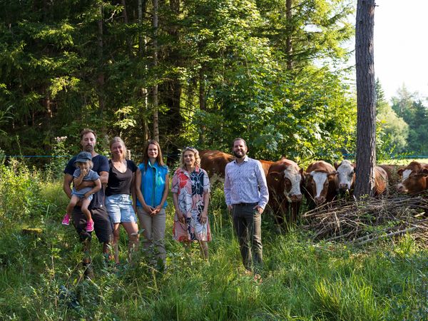  (von links) Landwirt Martin Sappl mit Tochter Josefa, Ehefrau Lisa Sappl, Hannah Lauterbach, Biodiversitätsberaterin bei der unteren Naturschutzbehörde Bad Tölz-Wolfratshausen, Dr. Andrea Hübner, Vorsitzende der Margarete-Ammon-Stiftung, Carl-Christian Wippermann, Leiter von Sielmanns Biotopverbünden Südbayern.