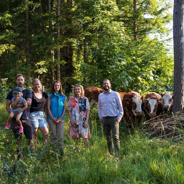  (von links) Landwirt Martin Sappl mit Tochter Josefa, Ehefrau Lisa Sappl, Hannah Lauterbach, Biodiversitätsberaterin bei der unteren Naturschutzbehörde Bad Tölz-Wolfratshausen, Dr. Andrea Hübner, Vorsitzende der Margarete-Ammon-Stiftung, Carl-Christian Wippermann, Leiter von Sielmanns Biotopverbünden Südbayern.