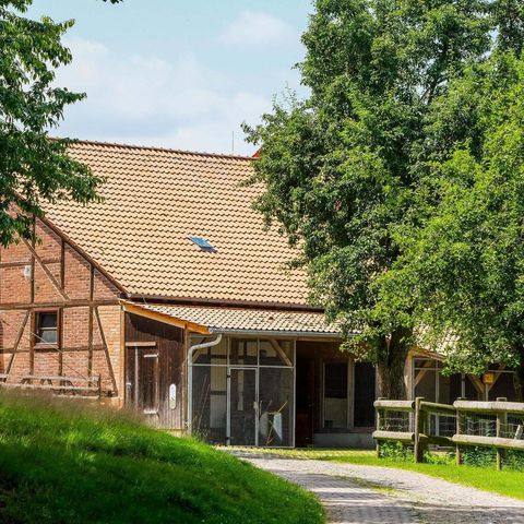 Historisches Gutsgebäude mit Weide in sommerlicher Umgebung