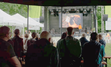 Publikum vor einer Bühne bei einem Festival