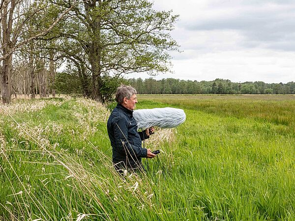 Dr. Weßling bei der Aufnahme von Kranichen
