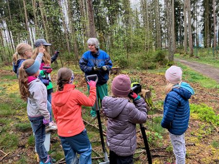 Kindergruppe im Schulwald