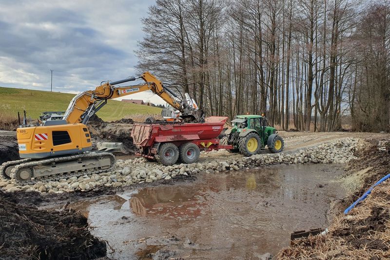 Bagger schaufeln den Lanzenhofer Weiher in Leutkirch aus