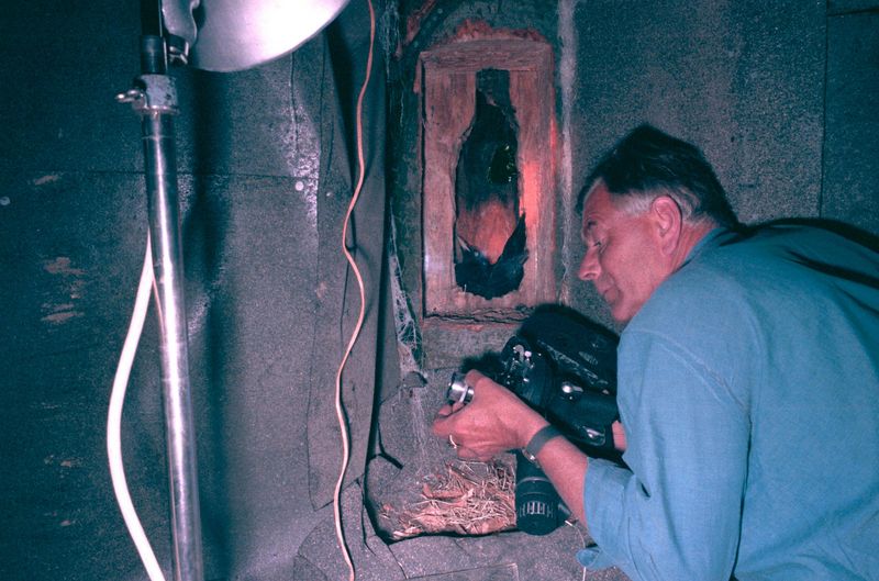 Heinz Sielmann mit Lampe und Kamera vor der Spechthöhle