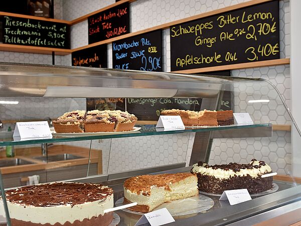 Ab sofort gibt es im Café wieder Kuchen, Snacks und Getränke. 