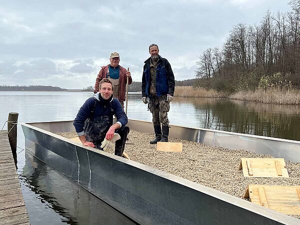 Die Heinz Sielmann Stiftung brachte am 31. März 2026 zwei neue Brutinseln für die Flussseeschwalben in Sielmanns Naturlandschaft Groß Schauener Seen aus.
