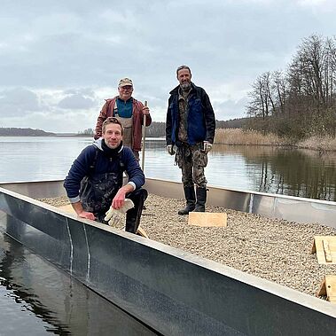 Die Heinz Sielmann Stiftung brachte am 31. März 2026 zwei neue Brutinseln für die Flussseeschwalben in Sielmanns Naturlandschaft Groß Schauener Seen aus.