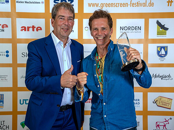 Floran Sax (r.), Produzent des Sieger-Films, und Dr. Hannes Petrischak, Leiter des Geschäftsbereichs Sielmanns Naturlandschaften und Naturerlebnis (l.)