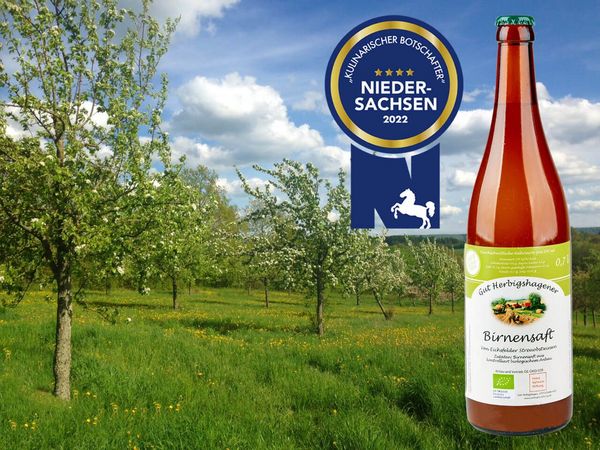 Eine Flasche vom Gut Herbigshagener Birnensaft neben dem Gütesiegel, im Hintergrund die Gut Herbigshagener Streuobstwiese