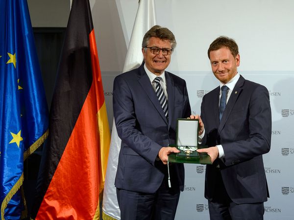 Ministerpräsident Michael Kretschmer (rechts) würdigte die besondere Verbundenheit Fritz Brickweddes mit dem Freistaat Sachsen und sein Engagement für den Umweltschutz in Ostdeutschland. Foto: DBU/Pawel Sosnowski