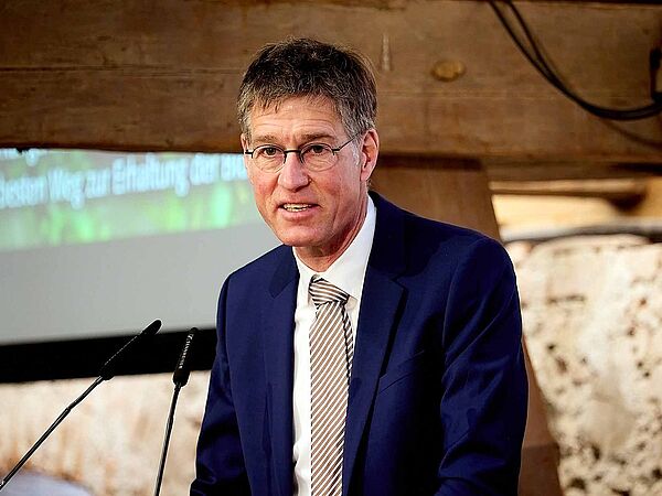 Jochen Paleit führte die Heinz Sielmann Stiftung seit September 2024 als Vorstandsvorsitzender. Auf dem Bild steht er an einem Redepult und spricht.