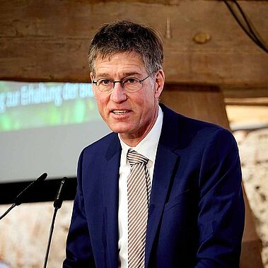 Jochen Paleit führte die Heinz Sielmann Stiftung seit September 2024 als Vorstandsvorsitzender. Auf dem Bild steht er an einem Redepult und spricht.