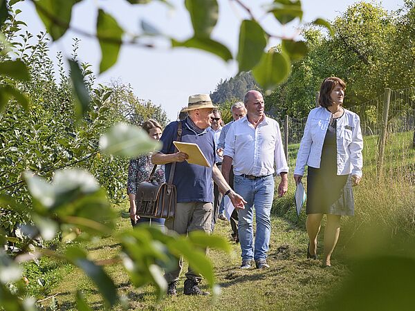 v.l.n.r. Thomas Hepperle, Martin Hahn (MdL Grüne), Staatssekretärin Finanziministerium Ba-Wü Gisela Splett (Grüne) auf dem Unteren Frickhof, Owingen-Billafingen v.l.n.r. Thomas Hepperle, Martin Hahn (MdL Grüne), Staatssekretärin Finanziministerium Ba-Wü Gisela Splett (Grüne) auf dem Unteren Frickhof, Owingen-Billafingen