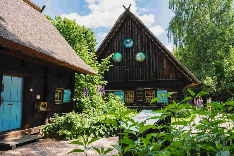 Das traditionelle Gebäude zeigt das Freilandmuseum im Spreewald