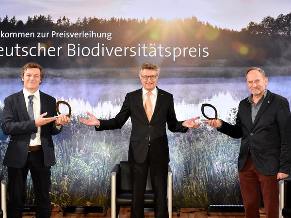 Dr. Fritz Brickwedde (Mitte, Stiftungsratsvorsitzender) übergibt den Preis an Dr. Herbert Nickel (l.) und Dr. Alois Kapfer (r.).