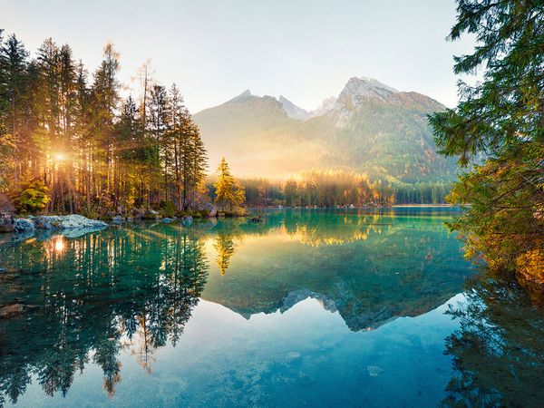 Herbstsonnenaufgang über dem Hintersee. Malerische Morgenansicht der bayerischen Alpen