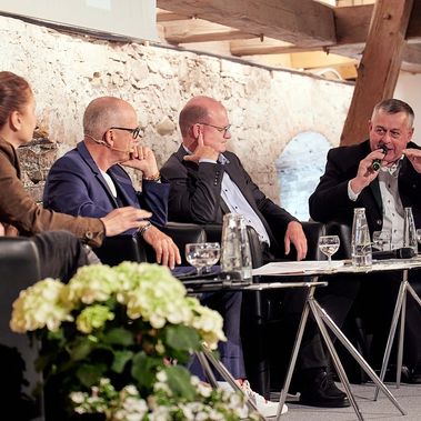 Walter Heidl (rechts), Vize-Präsident des Deutschen Bauernverbands (DBV), diskutiert mit der EU-Parlamentarierin Sarah Wiener (links), Dr. Lutz Spandau (Mitte links), Vorstand des ZUK-Trägerverbundes, und Dr. Norbert Schäffer (MItte rechts), Vorsitzender des Landesbunds für Vogel- und Naturschutz (LBV)