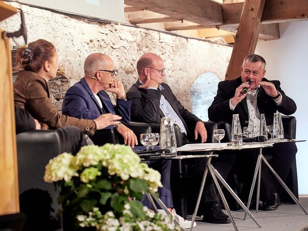 Walter Heidl (rechts), Vize-Präsident des Deutschen Bauernverbands (DBV), diskutiert mit der EU-Parlamentarierin Sarah Wiener (links), Dr. Lutz Spandau (Mitte links), Vorstand des ZUK-Trägerverbundes, und Dr. Norbert Schäffer (MItte rechts), Vorsitzender des Landesbunds für Vogel- und Naturschutz (LBV)