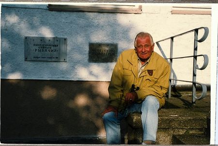 Heinz Sielmann sitzt vor dem Gebäude der Biologischen Station Rybatschi
