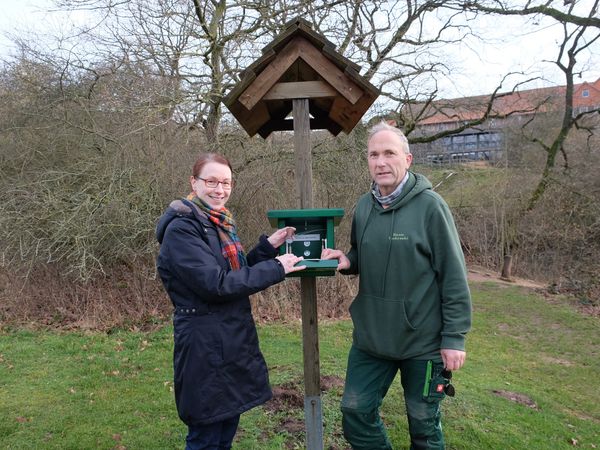 Installation der neuen Stempelstelle der Harzer Wandernadel auf Gut Herbigshagen.