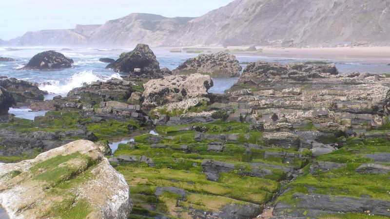 Portugal Küste von Portugal mit schroffen Felswänden im Hintergrund
