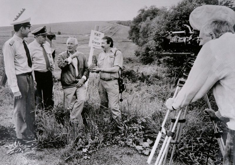 Heinz Sielmann im Gespräch mit Grenzbeamten an der innerdeutschen Grenze während der Dreharbeiten für den Dokumentarfilm "Tiere im Schatten der Grenzen" im Sommer 1988.