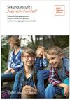 zwei Teenager sitzen nebeneinander und lachen, hinter ihnen weitere Kinder