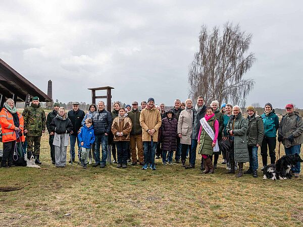 Gruppenfoto von ca. 25 Menschen beim Weideauftrieb in Sielmanns Naturlandschaft Döberitzer Heide am 31.03.2026.