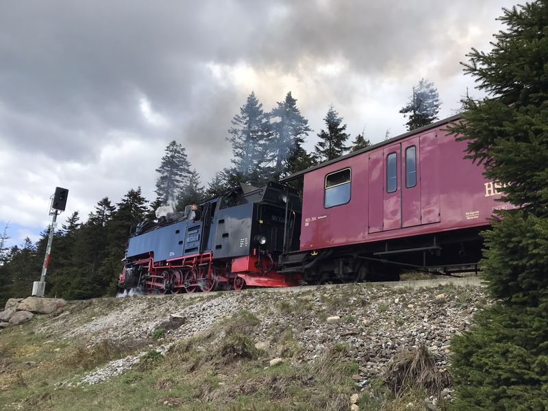 Brockenbahn Alte schwarz-rote Eisenbahn fährt durchs Gebirge