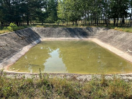 Alter quadratisch angelegter Feuerlöschteich in Sielmanns Naturlandschaft Döberitzer Heide, der mithilfe von Spenden saniert und um eine Wildtiertränke erweitert werden soll.