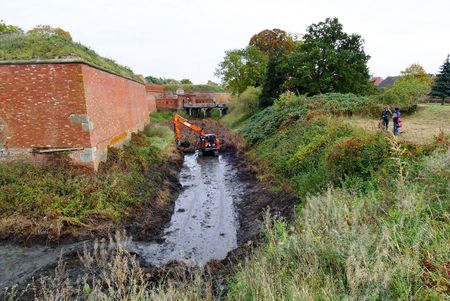 Festungsgraben der Festung Dömitz läuft rechts an der Festung entlang, daneben bewachsene Hänge mit geeigneten Pflanzen für Wildbienen- und Wespenarten