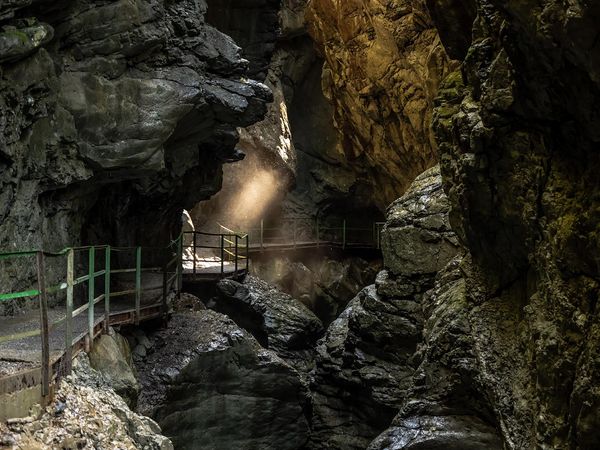 Blick ins Innere der Klamm mit ihren Felswänden und Stegen
