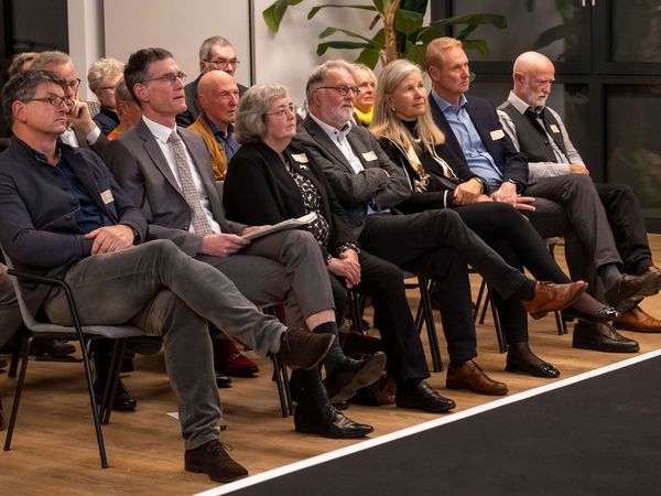 Gäste und Preisträger bei der Ehrenpreisleihung Gäste und Preisträger sitzen in einer Stuhlreihe und schauen auf die Bühne