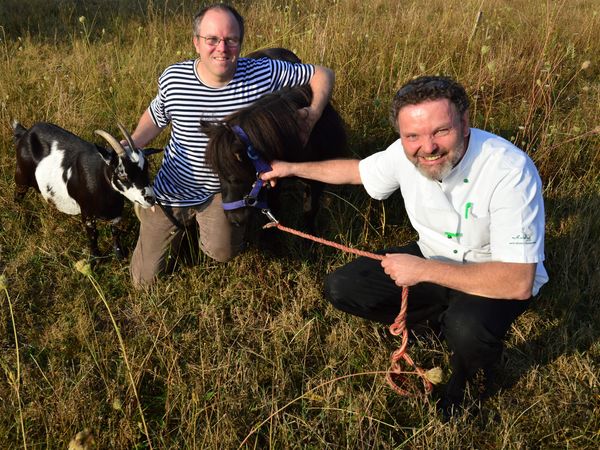  Kai Behncke (links), Initiator des Projekts „Blumiges Melle“, fand in Volker Wiesenhahn und auch in den Tieren des Gnadenhofs Mitstreiter für den Insektenschutz. Zu den „Rasenmähern“ gehören Zwergziege Cindy und Pony Nika. Foto: Henning Müller-Detert, Landkreis Osnabrück