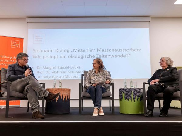 Gespräch Ehrenpreisverleihung Die Preisträger Prof. Dr. Matthias Glaubrecht (links) und Dr. Margret Bunzel-Drüke (rechts) im Gespräch mit Moderatorin Tanja Busse (Mitte)