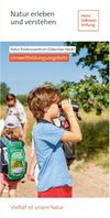 Ein DIN lang Flyer zeigt ein Kind, das durch ein Fernglas schaut, im Hintergrund sieht man weitere Menschen