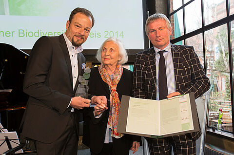 Inge Sielmann beglückwünscht Jan Haft für den soeben erhaltenen Deutschen Biodiversitätspreis