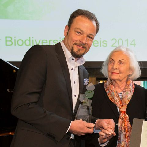Inge Sielmann beglückwünscht Jan Haft für den soeben erhaltenen Deutschen Biodiversitätspreis