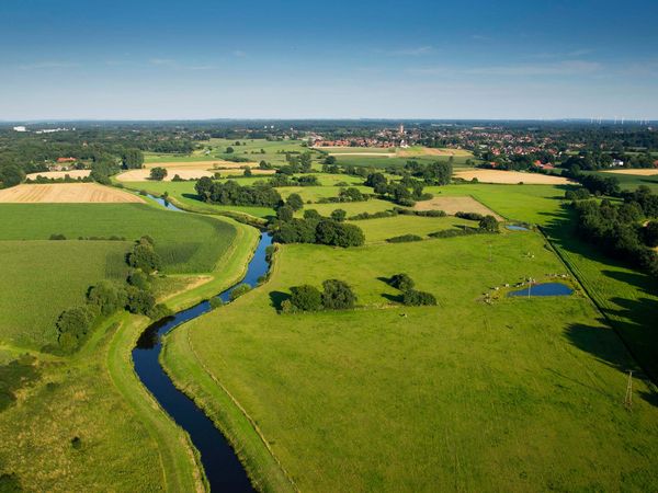 Die Vechte-Aue im Landkreis Grafschaft Bentheim aus der Vogelperspektive.