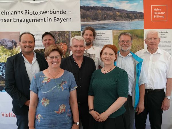 Gruppenfoto der offiziellen Projekteröffnung eines Moorrenaturierungsprojekts in Massing in Nordbayern 