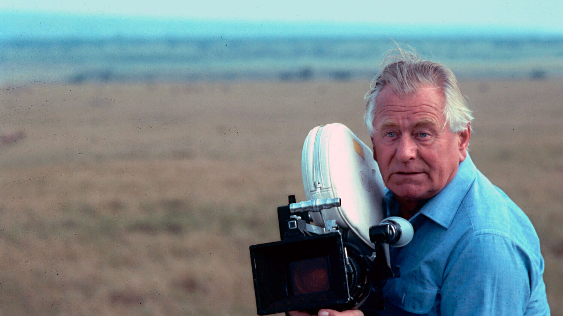 Heinz Sielmann mit seiner Kamera in einer Küstenlandschaft