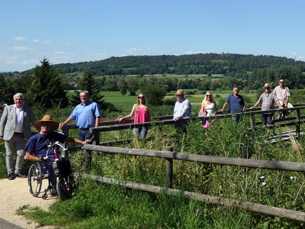 Gemeinderäte der Gemeinde Rielasingen-Worblingen, Bürgermeister Ralf Baumert und Stiftungsvorsitzender Michael Beier vor dem Heinz-Sielmann-Weiher in Rielasingen-Worblingen.