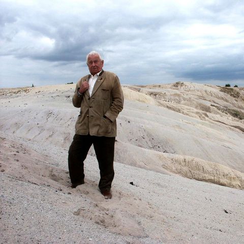 Heinz Sielmann steht auf einer Sanddüne