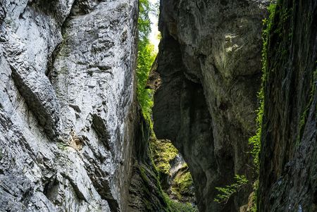 zwei Felswände stehen sich gegenüber, die rechte erinnert im Profil an ein Gesicht