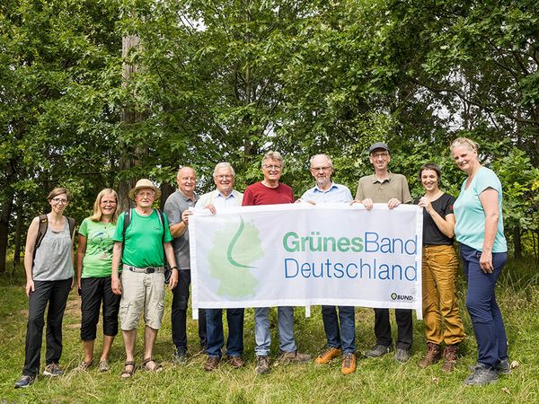 Gruppenfoto am Grünen Band anlässlich des 20. Jubiläums.