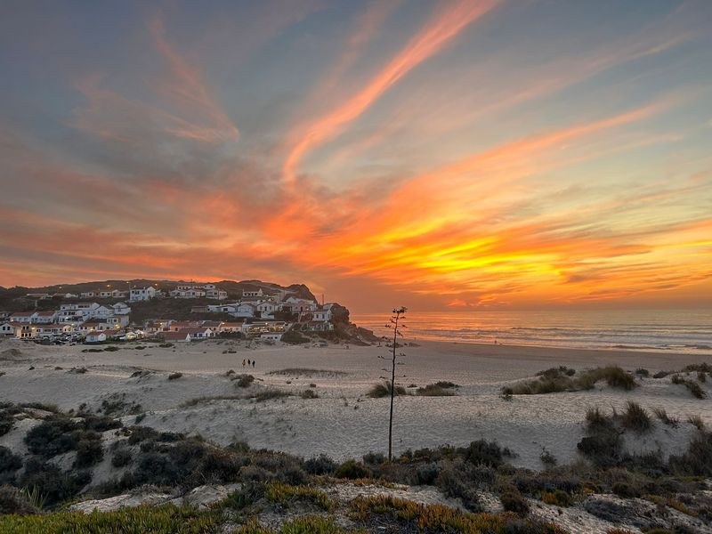Sonnenuntergang in Monte Clerigo Oranger Sonnenuntergang an einem Örtchen an der Küste Portugals